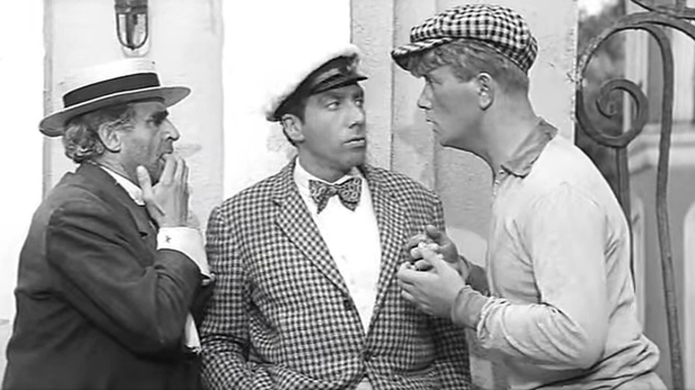 Ostap Bender (center) with Soviet crooks. Still from the film “The Golden Calf,” 1968